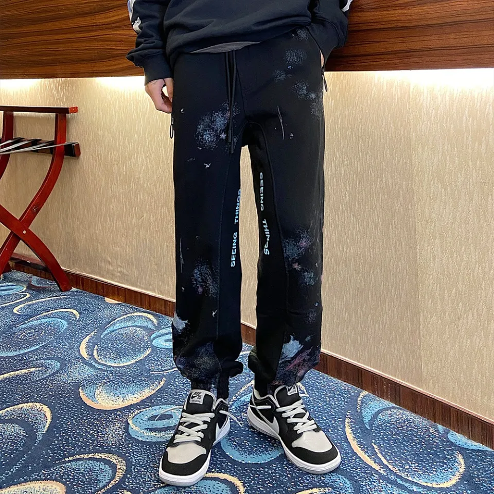 ♻️💯Refer to the model picture for the upper body❤️Examined version OFF 17FW WHITE Starry Sky Fireworks Splash Ink OW Sports Autumn and Winter Sweatpants Casual Pants for Men and Women. The firework color is obtained through contrasting printing. There are eight panels in the whole body. Seven color sets and eight panels are divided into eight printings. The first layer is gray, the second layer is white, the third layer is yellow, the fourth layer is green, the fifth layer is blue, the sixth layer is purple, the seventh layer is orange, and the last layer is arrow paint printing. The seven colors are layered on top of each other, and new colors will appear. The arrows on the back and the squares on the front are first glued and then hung four times in a row. The paint has a distinct concave and convex feeling. Quality depends on the details. The blue letters are electrostatic three-dimensional flocking. They are done separately first and then printed through high-temperature thermal transfer. The difficulty is unprecedentedly high. The total number of fireworks series produced exceeds 50,000 pieces, and more than half of the ones seen on the market are from my home!  Size: XS-L Color: Black (The waist is elastic and can be enlarged) P: 380